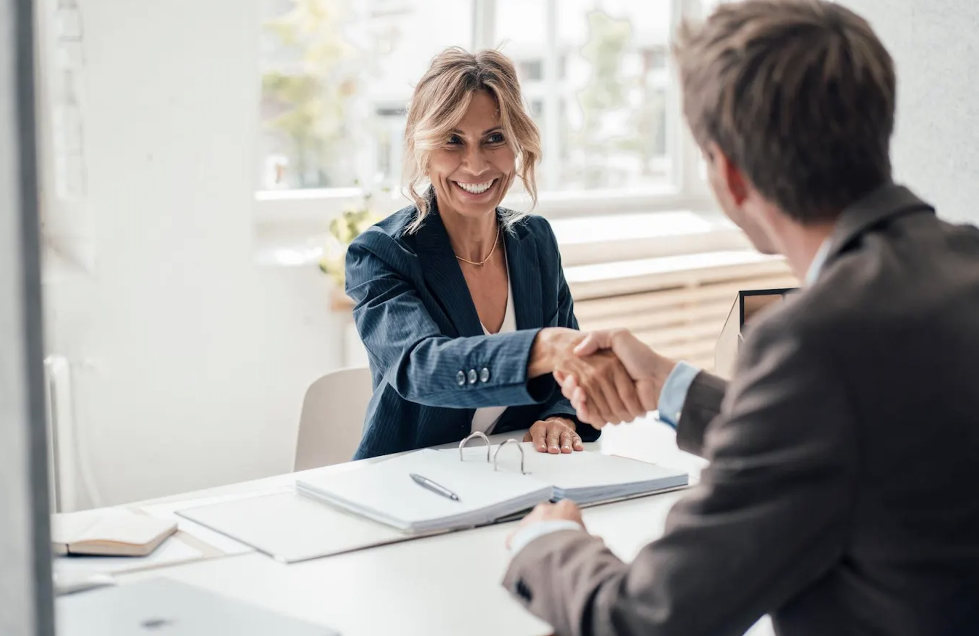 A strong answer makes constraints, decisions, and outcomes visible without needing follow-up questions.